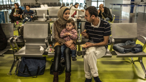 Khalil, Fatem y su hijo en el aeropuerto. REPORTAJE FOTOGRÁFICO: Pablo Tosco/ Oxfam Intermón