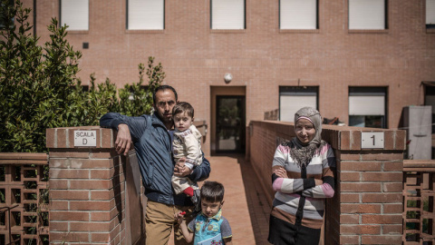 Fatem, Khalil y su hijo, frente a la casa en la que pasaron cuatro año en Líbano tras partir de Siria. REPORTAJE FOTOGRÁFICO Pablo Tosco / Oxfam Intermón