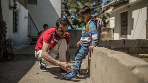 Khalil y su hijo, durante su estancia en Líbano.  REPORTAJE FOTOGRÁFICO Pablo Tosco / Oxfam Intermón