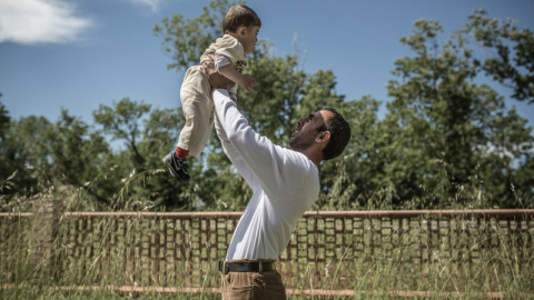 Khalil y su hijo juegan en Líbano antes de partir a Italia. REPORTAJE FOTOGRÁFICO: Pablo Tosco/ Oxfam Intermón