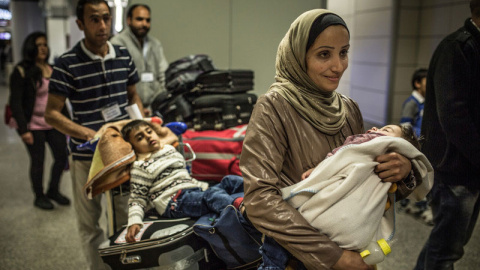 Khalil, Fatem y su hijo en el aeropuerto. REPORTAJE FOTOGRÁFICO: Pablo Tosco/ Oxfam Intermón