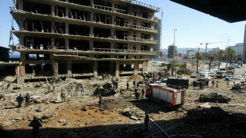 Imagen de los daños causados por el coche bomba que mató, en febrero de 2005, al exprimer ministro libanés Rafik al-Hariri, en Beirut. REUTERS / Mohamed Azakir