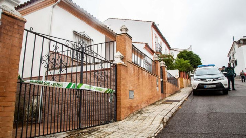 Agentes de la Guardia Civil custodian el domicilio del acusado del homicidio de Manuela Chavero. /JAVIER PULPO /Europa Press