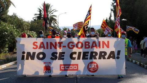 Capçlaera d'una manifestació dels treballadors de la fàbrica de Saint-Gobain de l'Arboç en la mobilització per denunciar el tancament de la divisió Glass.