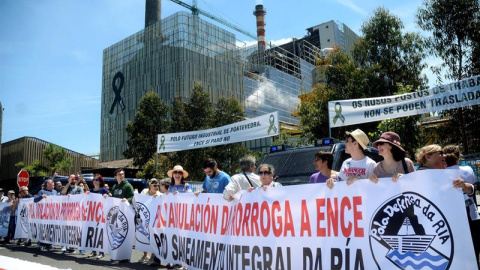 Unas dos mil personas, según fuentes policiales, han participado en la marcha contra Ence que organiza la Asociación pola Defensa da Ría de Pontevedra (APDR) para exigir la anulación definitiva de la prórroga concedida a la fábrica, su traslado a ot