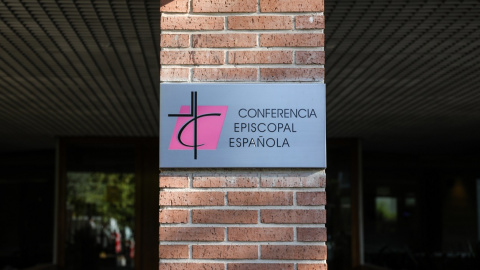 Cartel a la entrada de la sede de la Conferencia Episcopal, en Madrid. E.P./Jesús Hellín​