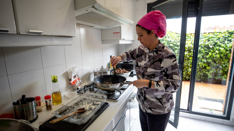 La cocinera de la empresa prepara la comida del día. CHRISTIAN GONZÁLEZ.