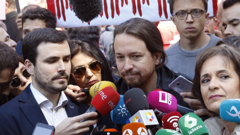 El secretario general de Podemos, Pablo Iglesias, en declaraciones a los medios al inicio de la manifestación convocada por los sindictatos UGT y CCOO con motivo del Primero de Mayo. EFE/Paco Campos