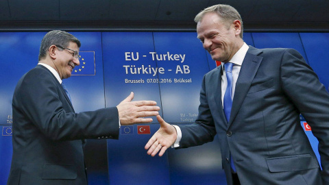 El primer ministro turco, Ahmet Davutoglu, estrecha la mano del presidente del Consejo Europeo, Donald Tusk.