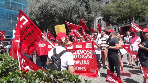 Medio centenar de manifestantes protestan en Cort por 