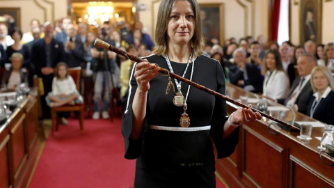 Lara Méndez (PSdeG), que repite como alcaldesa de Lugo en coalición con el BNG, tras recibir el bastón de mando. EFE/ Eliseo Trigo