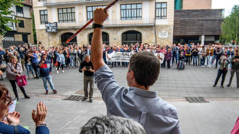 Pleno de constitución del Ayuntamiento de Galdakao. El nuevo alcalde Iñigo Hernando(c) de EH Bildu saluda con la makila, bastón de mando, a los simpatizantes que esperaban fuera del ayuntamiento. EFE/JAVIER ZORRILLA