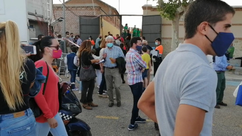 Asistentes a la novillada de este domingo en la entrada de la plaza de toros de Fuensalida (Toledo).