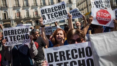 Afectados por la venta de viviendas del IVIMA al fondo buitre Encasa Cibeles protestan en la Puerta del Sol para que se revierta la operación.- JAIRO VARGAS