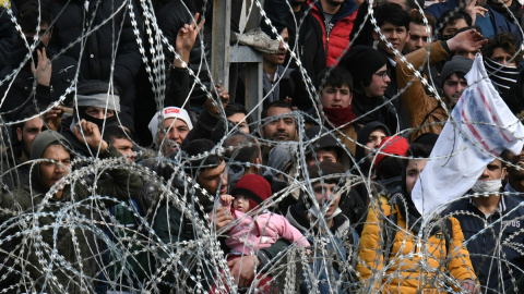 Cientos de personas protestan en la frontera, en la localidad de Kastanies. - REUTERS