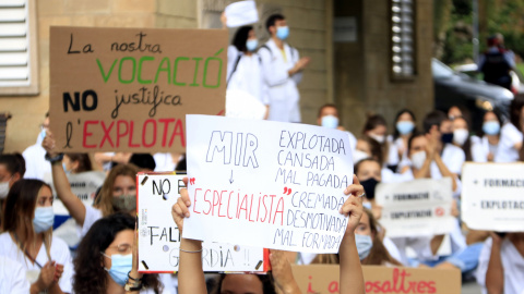 Cartells dels MIR denunciant les condicions laborals de la residència, en la concentració al Departament de Salut en la primera jornada de vaga per reclamar millores formatives, laborals i retributives. ACN/Laura Fíguls