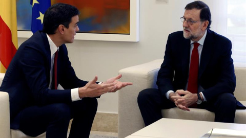 El presidente del Gobierno, Mariano Rajoy (d), y el líder del PSOE, Pedro Sánchez (i), durante su reunión en La Moncloa. /EFE