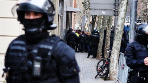 Desplegament de Mossos d'Esquadra durant el desnonament del Bloc Llavors al carrer Lleida de Barcelona. @sindicatdebarri