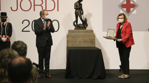 L'endocrinòloga Carme Valls recull la seva Creu de Sant Jordi. JORDI CORTINA / ACN