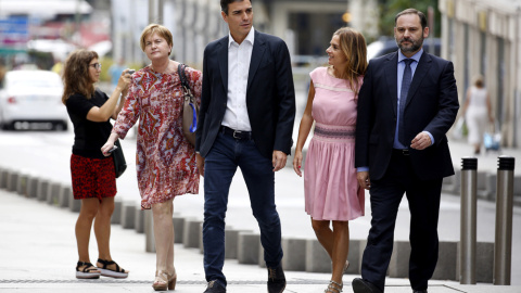 El secretario general del PSOE, Pedro Sánchez, a su llegada esta mañana al Congreso acompañado de varios miembros de su Ejecutiva: Isaura Leal, responsable de Función Pública; Susana Sumelzo, Política Municipal y José Luis Ábalos, Organización. E