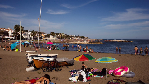 Numerosas personas disfrutan este miércoles del buen tiempo en la playa de Pedregalejo de Málaga, en el tercer día de la fase 3 de desconfinamiento. EFE/ Jorge Zapata