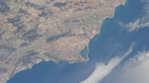 Panorámica del Mar Menor desde la órbita espacial en 2017, donde se aprecia la sopa verde.