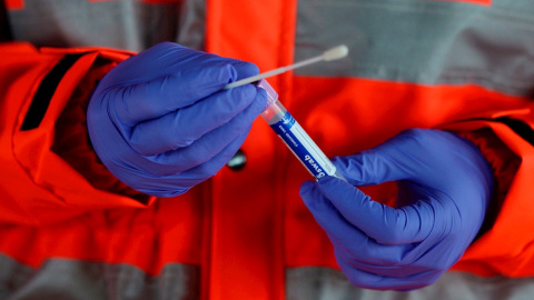 Toma de muestras “Covid-Auto” para la posterior realización de test PCR de detección del coronavirus, en el Hospital Universitario Río Hortega de Valladolid. EFE/Nacho Gallego