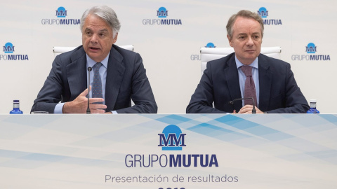 El presidente del Grupo Mutua Madrileña, Ignacio Garralda (i), y el director de comunicación Lorenzo Cooklin (d), durante la presentación de resultados de la aseguradora en 2019. EFE/Rodrigo Jiménez.