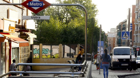 Acceso a la estación de metro de Usera, uno de los barrios afectados por las restricciones sanitarias, este martes, en Madrid. /EFE/Ballesteros