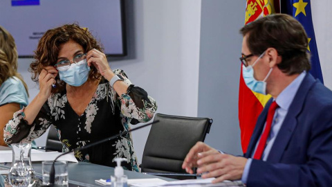 La ministra de Hacienda y portavoz del Gobierno, Maria Jesús Montero (i), y el ministro de Sanidad, Salvador Illa, en la rueda de prensa en el Palacio de la Moncloa. EFE/Emilio Naranjo