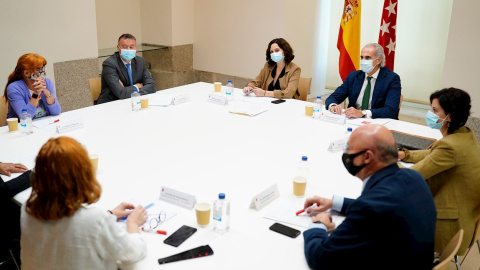 Fotografía facilitada por la Comunidad de Madrid de la reunión que ha mantenido la presidenta regional, Isabel Díaz Ayuso, y el consejero de Sanidad, Enrique Ruiz Escudero, con los integrantes de la Mesa Sectorial de Sanidad. . EFE/Comunidad de Madrid