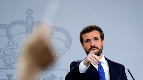 17/02/2020.- El líder Partido Popular (PP), Pablo Casado, durante la rueda de prensa ofrecida al término de la reunión que ha mantenido este lunes en el Palacio de la Moncloa con el presidente del Gobierno, Pedro Sánchez. EFE/Juan Carlos Hidalgo