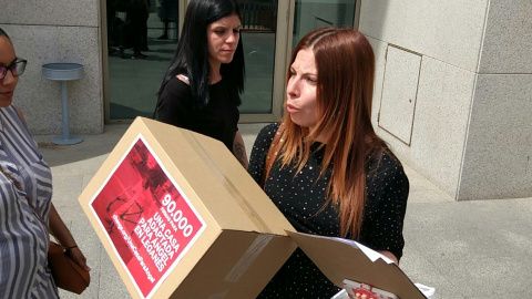 Mónica Carrasco, antes de entregar las firmas en el Ayuntamiento de Leganés para conseguir un alquiler social.