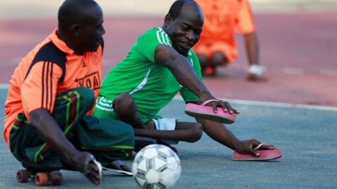 Víctimas de polio en un partido de fútbol benéfico en Abuja, Nigeria. / REUTERS