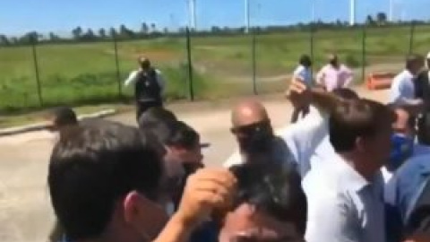 Bolsonaro coge en brazos a un hombre con enanismo pensando que era un niño