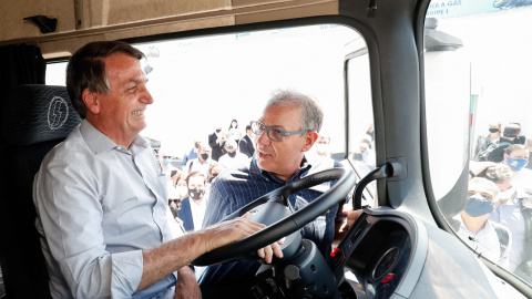 Bolsonaro y su ministro de Minas y Energía, el almirante Bento Albuquerque, probando un camión movido a gas natural. ALAN SANTOS/ PRESIDENCIA REPÚBLICA. 17/08/20.