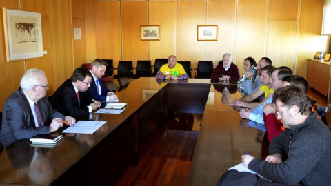 Fotografía facilitada por el Ministerio de Industria de la reunión celebrada por integrantes de dicho ministerio con representantes sindicales de la empresa Alcoa. /EFE