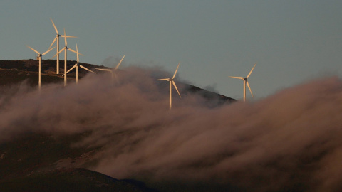 Las turbinas eólicas utilizadas para generar electricidad se ven en la cumbre de El Palo, cerca de Pola de Allande, España. (REUTERS)