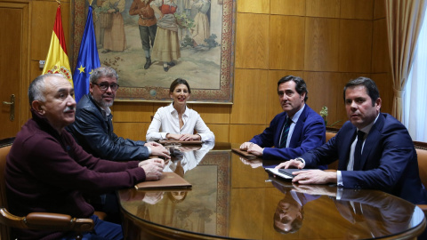 Foto de enero de 2020, de la ministra de Trabajo, Yolanda Díaz, con los secretarios generales de UGT y CCOO, Pepe Álvarez y Unai Sordo, y los presidentes de CEOE y de Cepyme, Antonio Garamendi y Gerardo Cuervas.