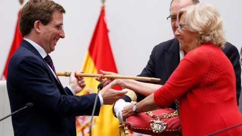 Momento en el que Manuela Carmena cede en bastón de mando a Almeida, nuevo alcalde del Ayuntamiento de Madrid. EFE