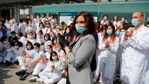 La presidenta de la Comunidad de Madrid, Isabel Díaz Ayuso (d), asiste al acto de cierre del hospital de campaña del recinto ferial de Ifema el pasado 1 de mayo. EFE/Emilio Naranjo/Archivo