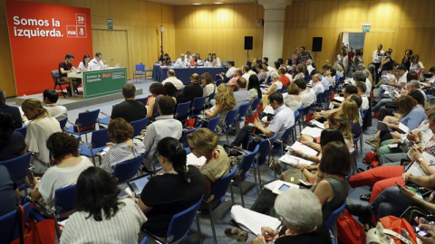 Una de las comisiones que se han constituido en el Congreso del PSOE. /EFE