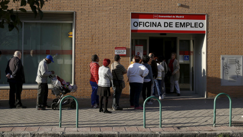 Desempleados hacen cola en una oficina de empleo | REUTERS