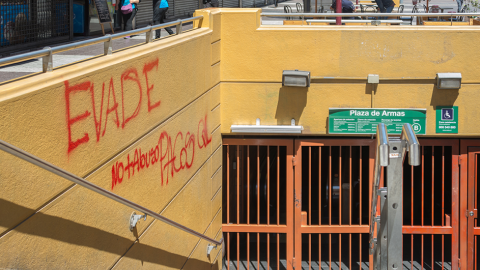 Entrada a la estación de la Plaza de Armas del Metro de Santiago cerrada. Una pintada llama a la evasión, “No más abuso". – Carlos Figueroa (WikiCommons).