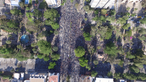 Marcha multitudinaria de protesta en la Plaza Ñuñoa en Santiago de Chile (21 de octubre de 2019). – Crilling (WikiCommons).