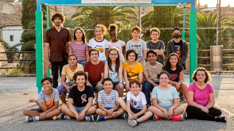 David Verdaguer, con los niños protagonistas de la película.- A CONTRACORRIENTE FILMS