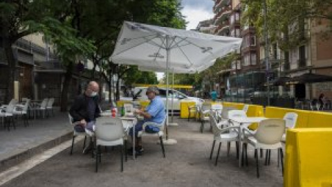 Resistir darrere la barra del bar en l'estiu del coronavirus