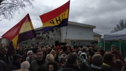 Unas 500 personas homenajean a Miguel Hernández para pedir que se mantenga el memorial a las víctimas del franquismo