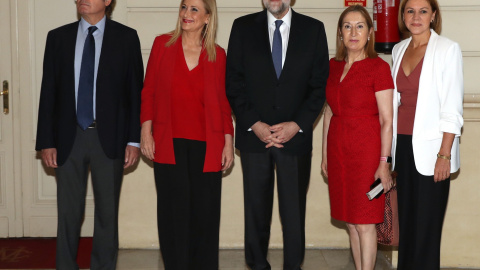 La presidenta de la Comunidad de Madrid, Cristina Cifuentes, acompañada por el presidente del Senado, Pío García Escuero; el presidente del Gobierno, Mariano Rajoy; la presidenta del Congreso, Anas Pastor; y la ministra de Defensa, María Dolores de Co