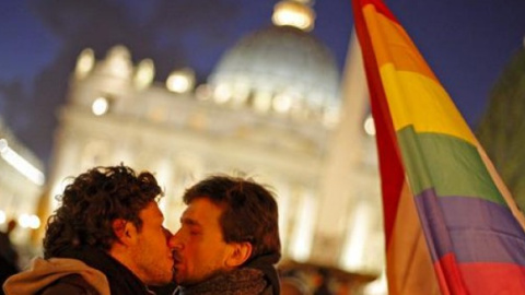 Una pareja de gays se besa frente al Vaticano.